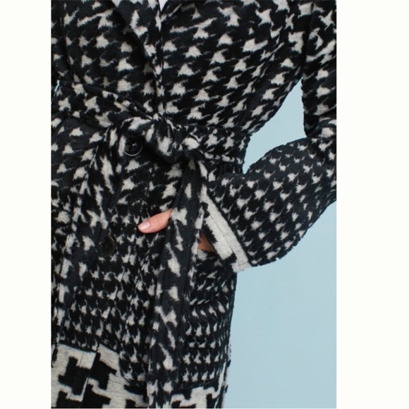 SOLD——Anthropologie Black and White Houndstooth Women’s Sweater Coat - Picture 3 of 12